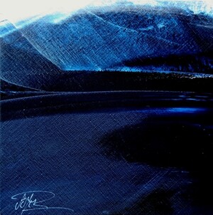 paysage abstrait, chaine montagneuse bleue, ciel blanc, format carré