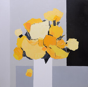 bouquet de fleurs jaunes, vase carré blanc, fond gris, pétale qui tombe, format carré